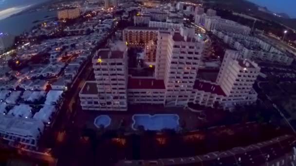 Widok z lotu ptaka. Noc nad nadmorskich hoteli Oceanu Atlantyckiego. Teneryfa, Wyspy Kanaryjskie, Hiszpania — Wideo stockowe