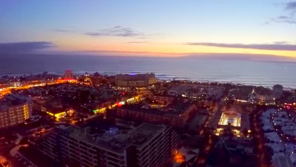 Вид с воздуха. Ночь над прибрежными отелями Атлантического океана. Тенерифе, Канарские острова, Испания — стоковое видео