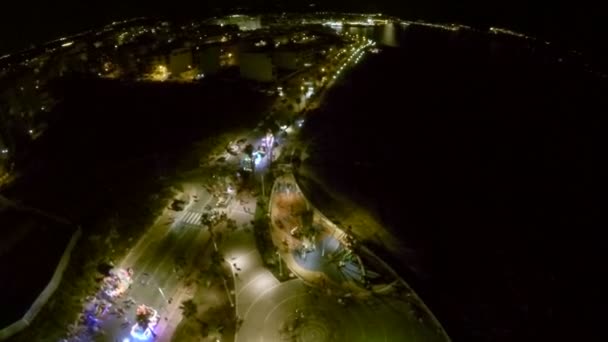 Vista aérea de la ciudad nocturna con un parque de atracciones. Malta — Vídeo de stock