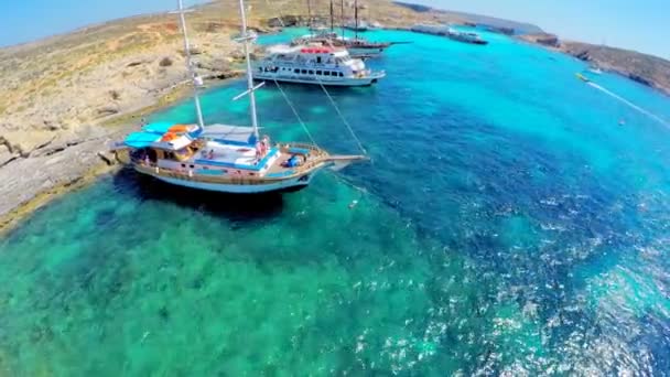 Vista aérea de la hermosa costa de Malta y yates de lujo cerca de la costa. El concepto de unas vacaciones de verano perfectas — Vídeos de Stock