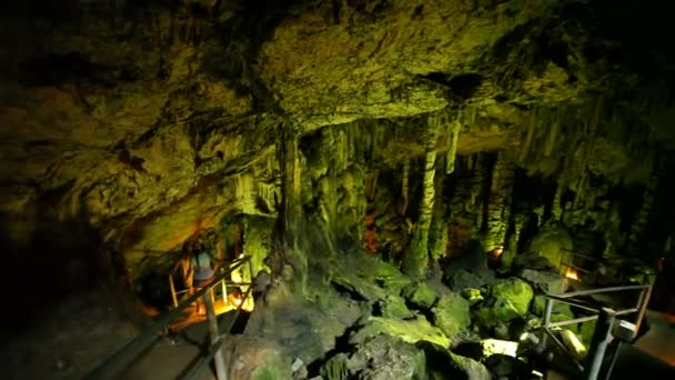Vue sur la grotte de Drogarati - l'une des plus belles grottes de Grèce. Grèce monument — Video