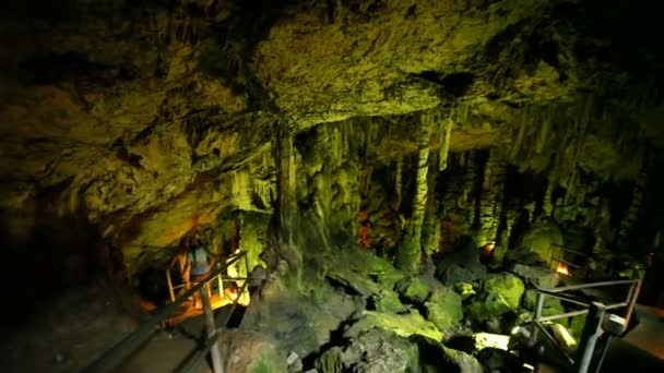 Pohled na jeskyni Drogarati-jedna z nejkrásnějších jeskyní v Řecku. Orientační bod Řecka — Stock video