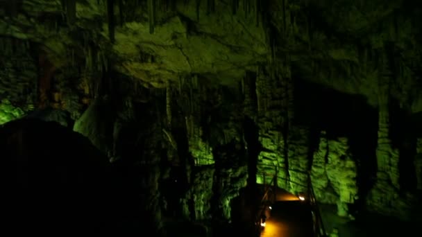 Vista de la cueva de Drogarati, una de las cuevas más bellas de Grecia. Grecia hito — Vídeo de stock