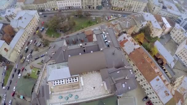 Bruden och brudgummen på taket av en Flervånings byggnad i den vackra gamla staden Lviv. Ukraina. Ursprunglig takrestaurang — Stockvideo