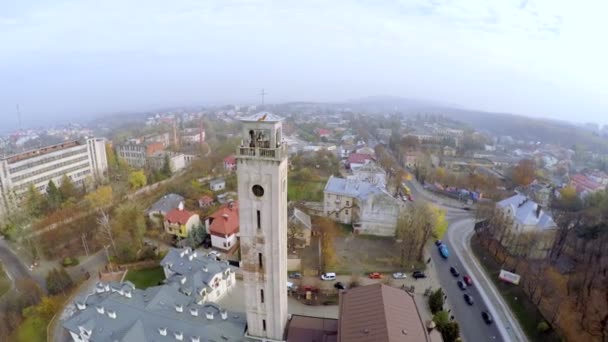 Vista aérea del campanario de la Iglesia de la Protección de la Santísima Virgen en Lvov — Vídeo de stock