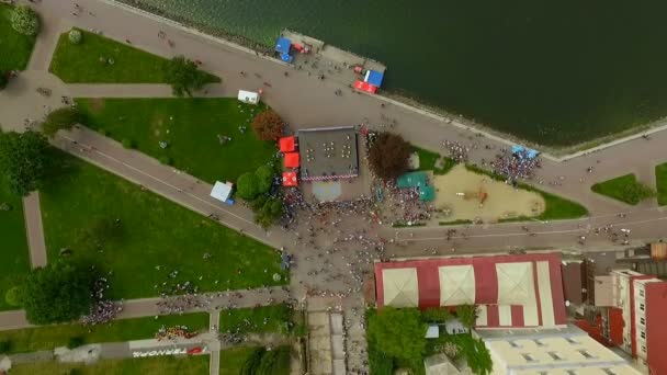 Uitzicht op de lucht. Het dansfestival vindt plaats op een prachtige stadspromenade. Het concept van culturele recreatie en een gezonde levensstijl. Ternopil. Oekraïne. — Stockvideo