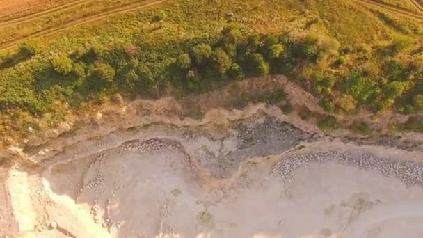 Gerçeküstü resim. Genç bir adam büyük bir etkileyici vadinin dibinde piyano çalar. Havadan görünüm. — Stok video