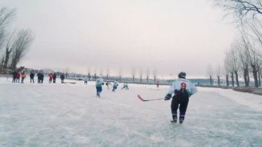 Hokey oyun hokey oyuncusu kafasına bir aksiyon dolu kamera ile inceleme