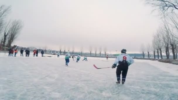 Recensie van het spel hockey met een actie ingepakte camera op het hoofd van een hockeyspeler — Stockvideo