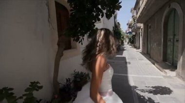 Eski şehrin dar sokaklarında şık bir elbise içinde nazik, büyüleyici, tatlı gelin.