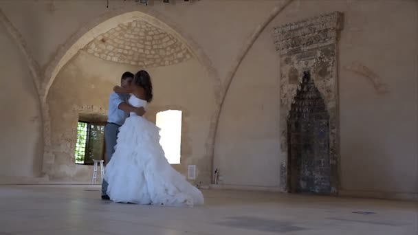 Schöne und glückliche Braut und Bräutigam am Hochzeitstag in einem alten Schloss. — Stockvideo