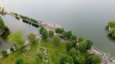 Dans gruplarının geçit törenine katılanlarla birlikte sütunun havadan görünümü şehir parkına giriyor. Ternopil Ukrayna.