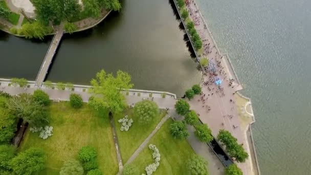 Εναέρια θέα σε ένα όμορφο πάρκο και λίμνη με δροσερά γέφυρες και ένα νησί της αγάπης. Τέροπιλ Ουκρανίας. Η έννοια μιας ενδιαφέρουσες καλοκαιρινές διακοπές — Αρχείο Βίντεο
