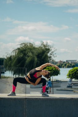 Göl kenarındaki kaykay parkının üstünden hava görüntüsü. Sağlık Bölgesi.