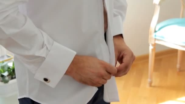 Toilettage attache les boutons sur la chemise. partie du corps — Video