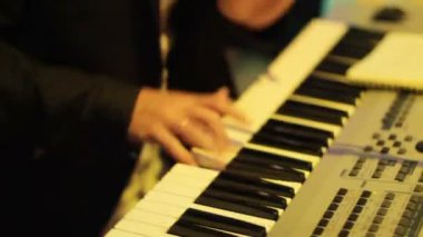 müzisyen performans sırasında klavye çalar