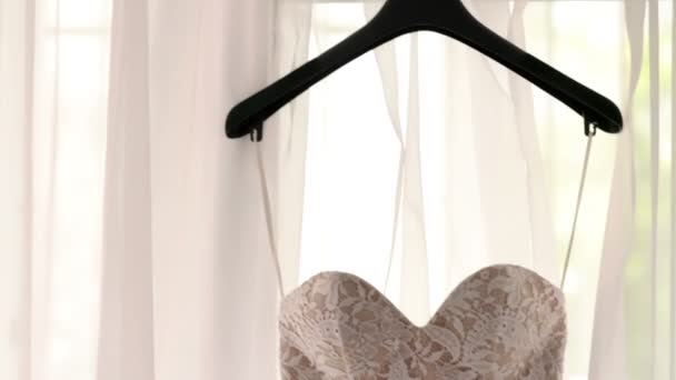 Abito da sposa damigella d'onore appeso alla finestra — Video Stock