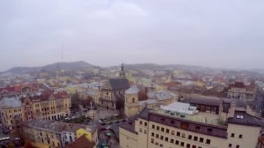 çatılar üzerinde havadan görünümü drone uçuş . eski avrupa şehri