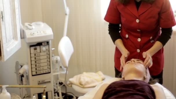 Face Massage in beauty spa salon. — Stock Video