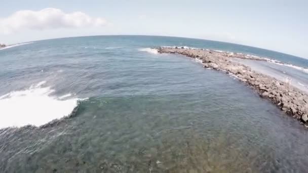 Vista aérea de las olas del océano y el rompeolas Tenerife — Vídeo de stock