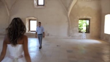 Mutlu gelin ve damat eski bir kalede eğleniyor.