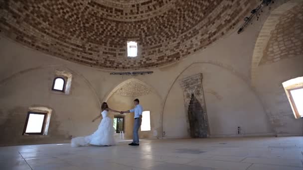 Glad brud och brudgum har kul i ett gammalt slott — Stockvideo