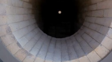 Fabrikada katı yakıt kazanı var.
