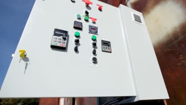 Panel de control automático con diferentes botones. Control remoto de la sala de calderas . — Vídeo de stock