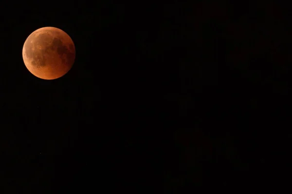 月蚀在漆黑的夜空中 — 图库照片