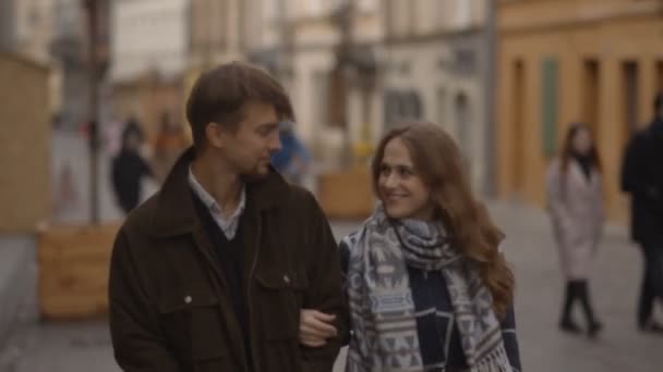 Feliz y cariñoso chico y chica caminar por las calles de la ciudad vieja — Vídeo de stock