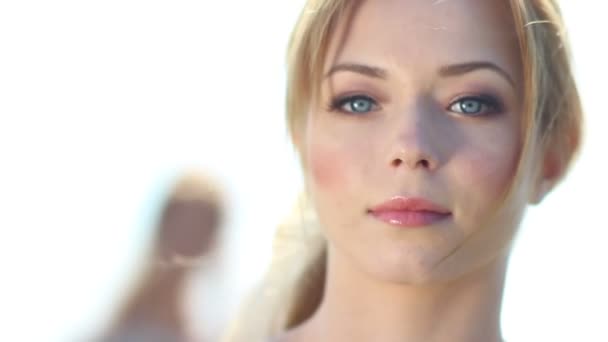Zbliżenie twarz a młody blondynka z niebieski oczy — Wideo stockowe