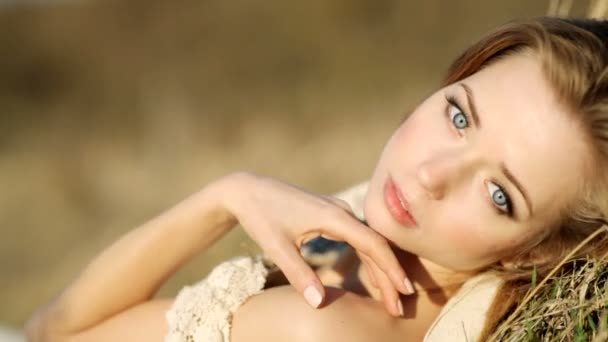 Close-up rosto de uma jovem loira com olhos azuis — Vídeo de Stock