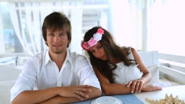 Bir kafede iki sevgili. aile ilişkileri