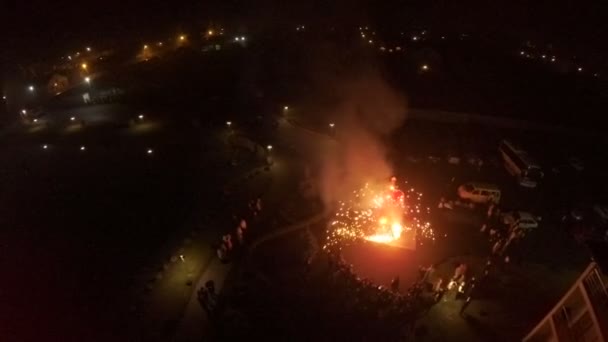 Los artistas hacen malabares quemando antorchas en una boda. vista aérea — Vídeos de Stock