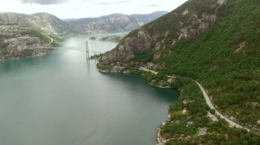 Norveç hava sahasının çok güzel bir manzarası. Nehir kenarındaki pitoresk köy.