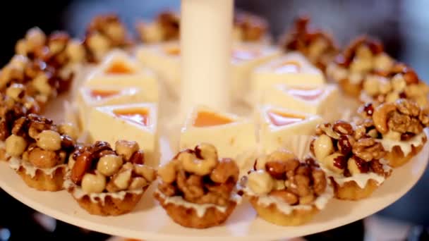 Асортимент смачної і красивої випічки на весільному столі — стокове відео