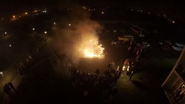 Вид с воздуха на огненное шоу для свадебных гостей ночью возле ресторана на улице. — стоковое видео