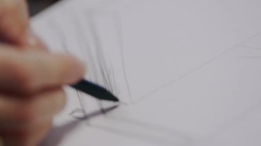 Kadın tasarımcı yeni bir proje çizdi. Vücut parçaları. yakın plan