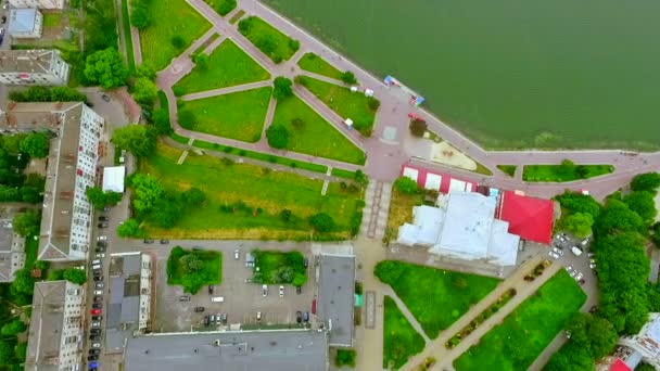 Luchtfoto van het prachtige stadsgezicht aan het meer in het centrum van de stad. Oekraïne — Stockvideo