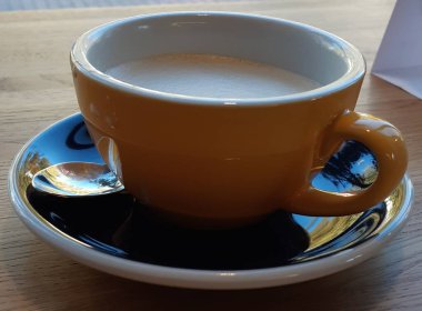 Bir fincan kahve ve çay tabağı..