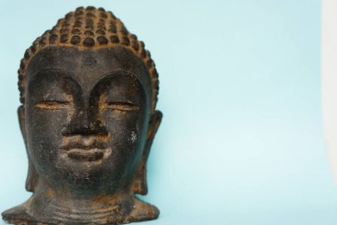 Metniniz için mavi arkaplanda taş Buddha başlığı
