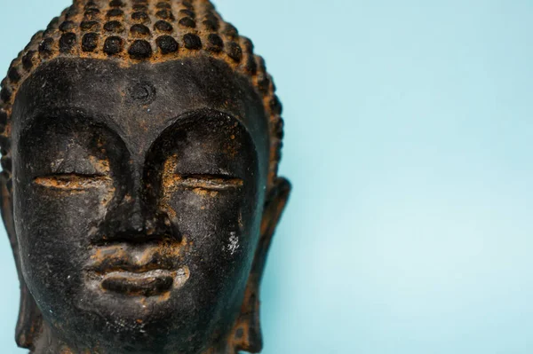 Metniniz için mavi arkaplanda taş Buddha başlığı