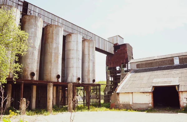 放棄された穀倉や巨大な金属構造物 — ストック写真