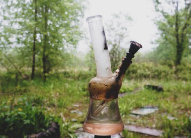 Kasvetli bir arka planda kirli cam bong