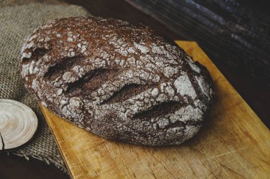 Çavdar ekmeği, koyu kırsal arka planda bir somun ekmek.