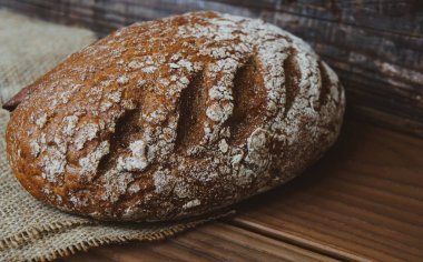 Çavdar ekmeği, koyu kırsal arka planda bir somun ekmek.