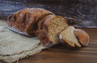  Masada dilimlenmiş çavdar ekmeği, rustik arka plan.