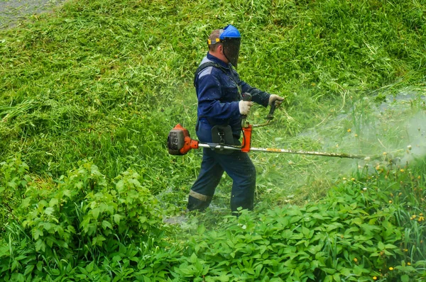 Man Mows Grass Gasoline Scythe Protective Uniform — Stock Photo, Image