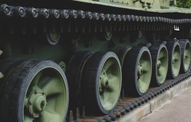 Rus tankının tırtılları.