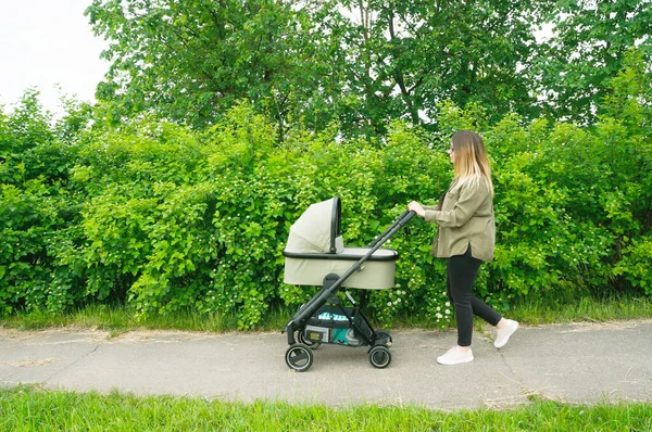 Schöne Junge Mutter Geht Mit Kinderwagen — Stockfoto